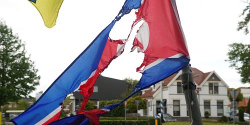 Vernielde vlaggen maken zichtbaar wat vrede vraagt