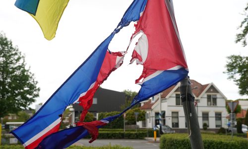 Vernielde vlaggen maken zichtbaar wat vrede vraagt